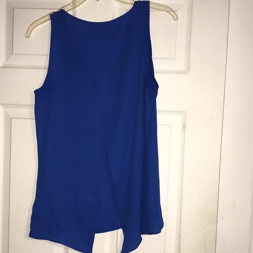 Women’s Express Split-Back Top - Picture 4 of 7